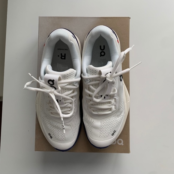 On Cloud ROGER Federer Pro - Women’s Tennis Sneakers - 7.5 - Picture 4 of 7